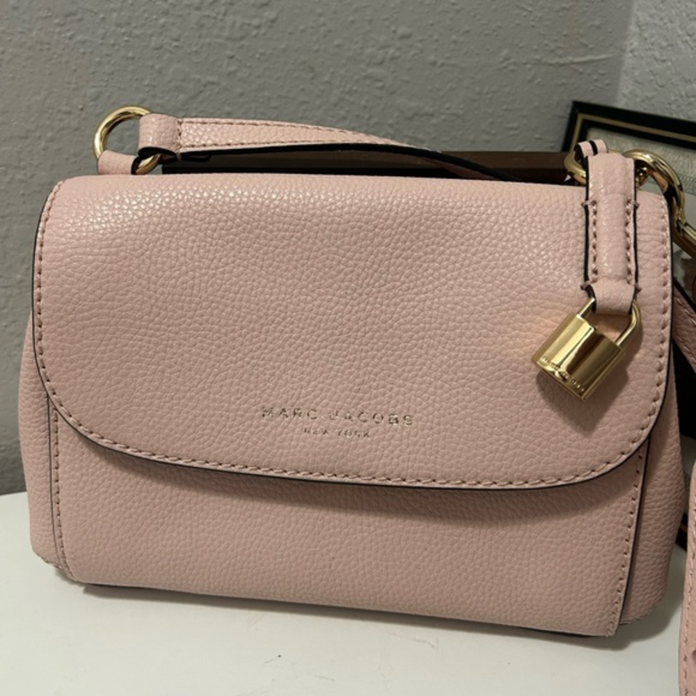 Marc Jacobs Peach Whip Leather Boho Grind Crossbody bag purse in Great condition